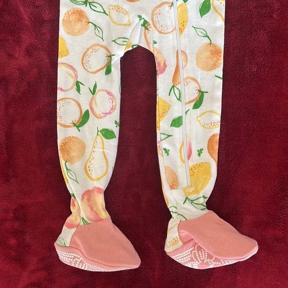 BNWT Burt’s Bees Baby ‘Sweet and Sour’ Footie Pyjamas Size 12 M RRP $13.95 🍋🍑 - Picture 2 of 5